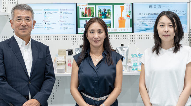 株式会社 アイリスファーマ 人材開発室 キャリアサポートチーム 高橋 様・三好 様の集合写真を掲載してます。